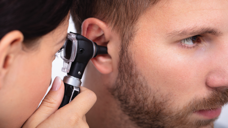 Como diagnosticar e tratar a otite do nadador