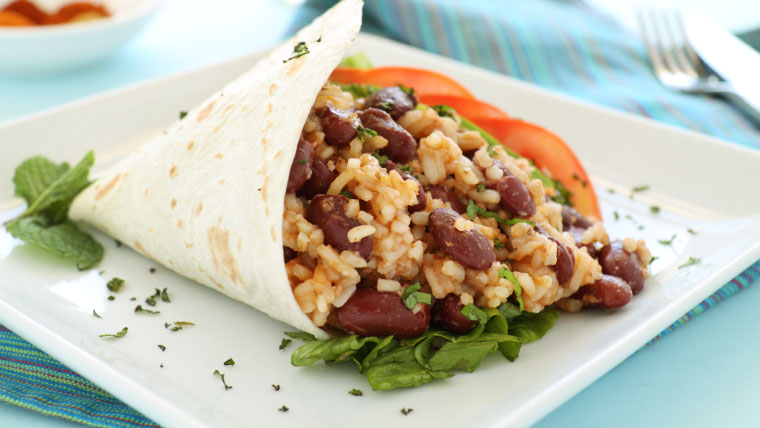 wrap-de-arroz-feijao-e-queijo