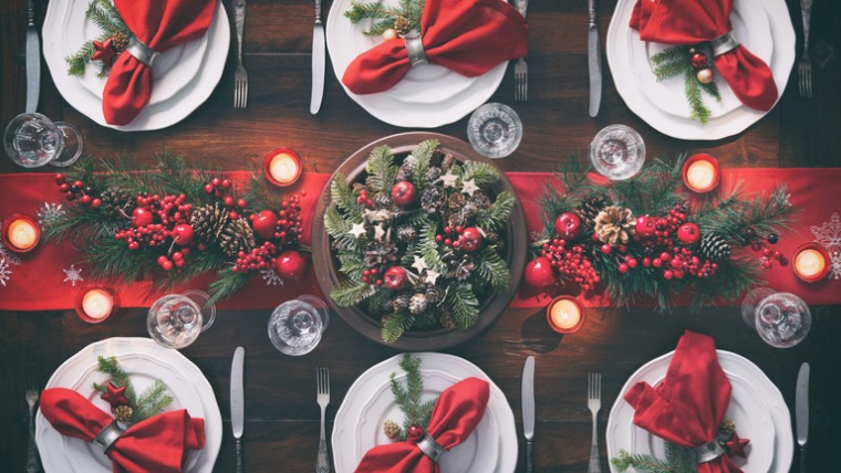 christmas-holidays-table-setting-concept-picture-id1185629902-1